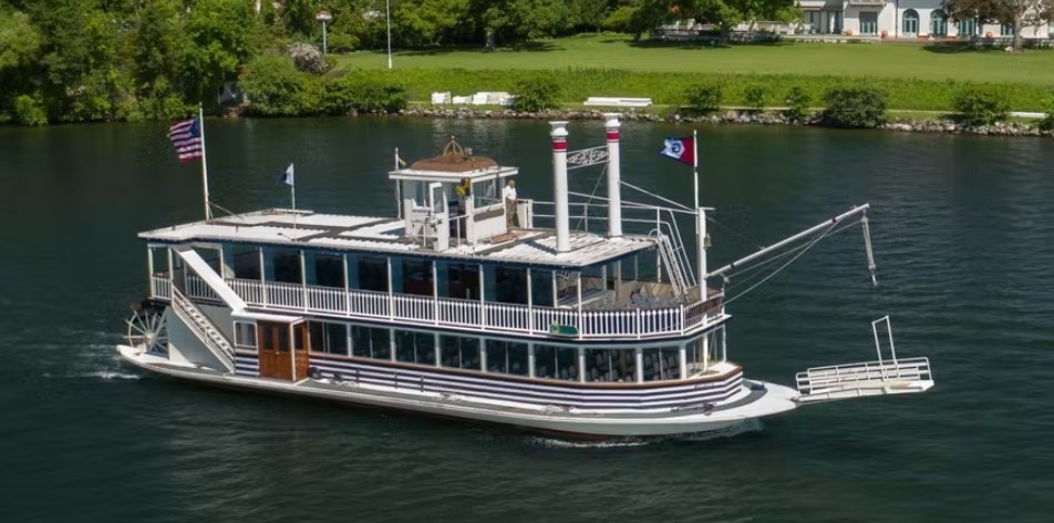 Lake Geneva Boat Cruise picture